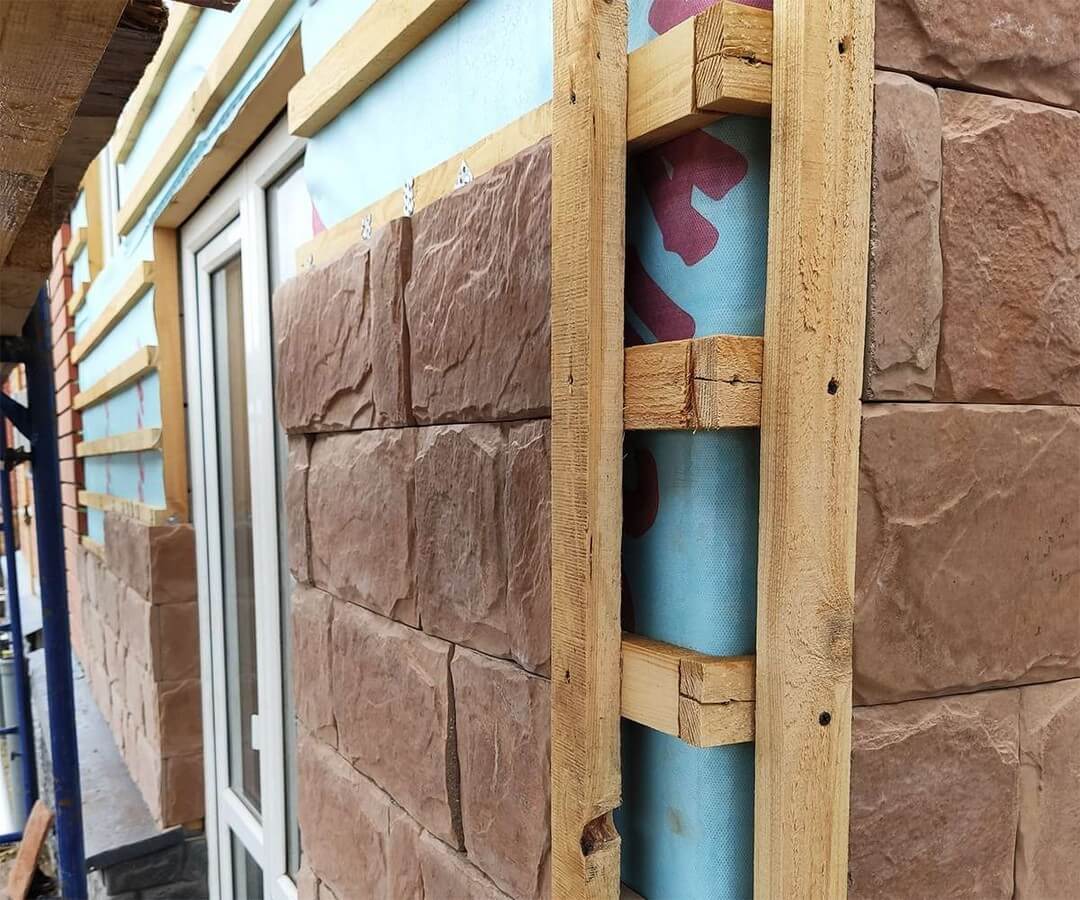 Монтаж фасадной бетонной плитки на деревянную обрешетку бани