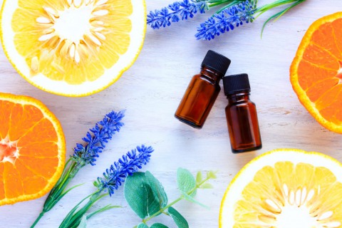Апельсиновое эфирное масло стимулирует выработку коллагена и эластина, способствует увлажнению и осветлению кожи, помогает избавиться от целлюлита.