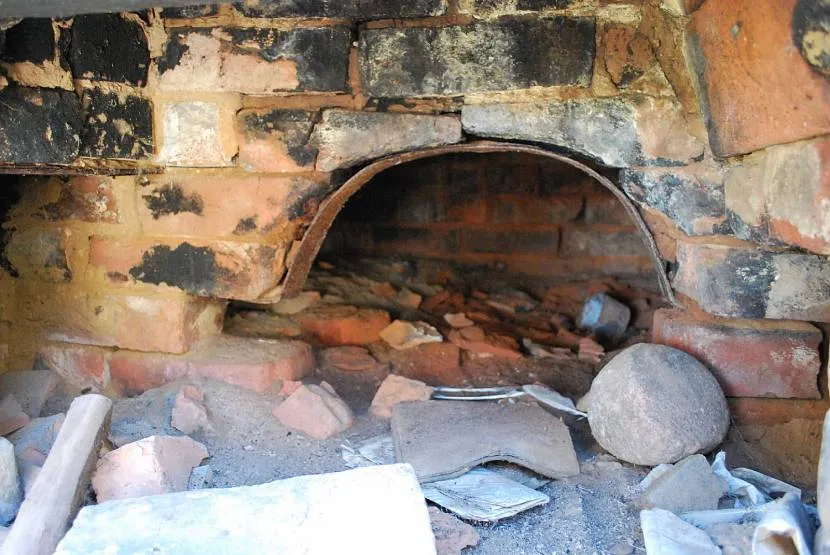 Разрушенная дровяная печь