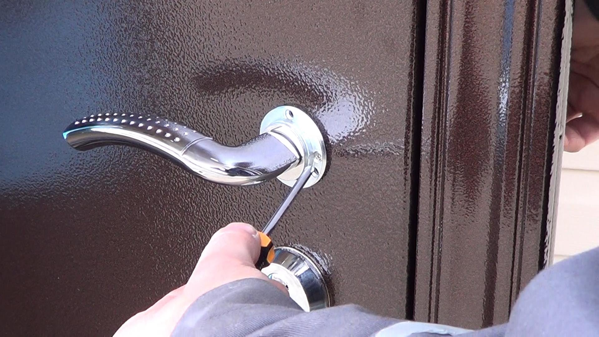 Как установить металлическую дверь вместе с тещей:)