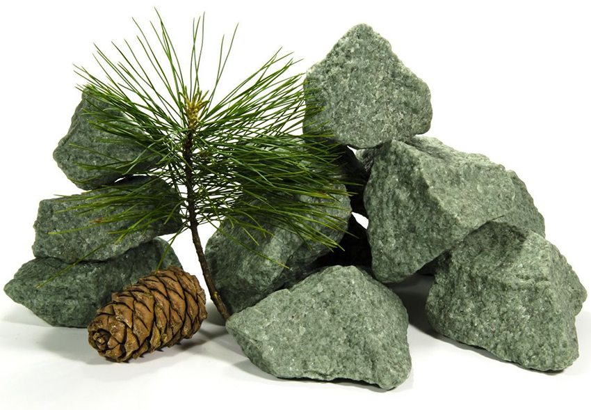 Жадеит является экологически чистым природным камнем, содержащим железо, магний и оксид кальция