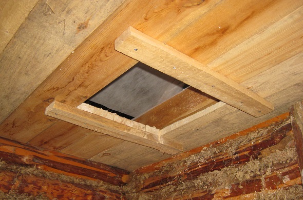 Заготовленное отверстие для дымохода в подшивном потолке