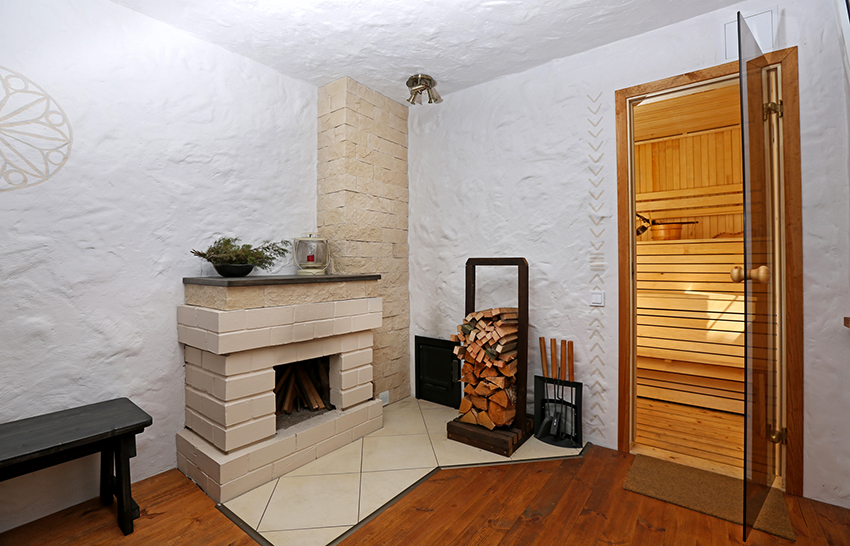 Для создания приятной расслабляющей атмосферы в комнате можно разместить настоящий или декоративный камин