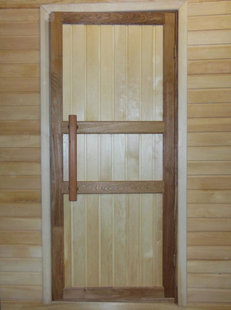 Дверь из дерева для бани