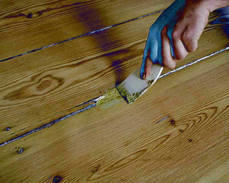 Обзор лучших вариантов по заделке щелей и трещин в деревянном полу, их плюсы и минусы, рекомендации специалистов