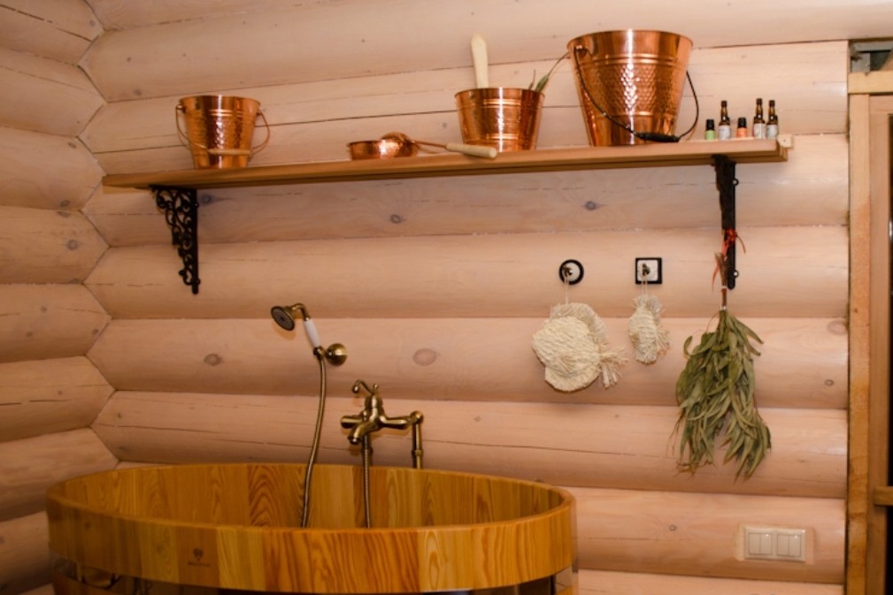 Полки в бане: пошаговое руководство о том, как своими руками сделать из дерева угловой, откидной или съемный, особенности устройства конструкций и как их крепить