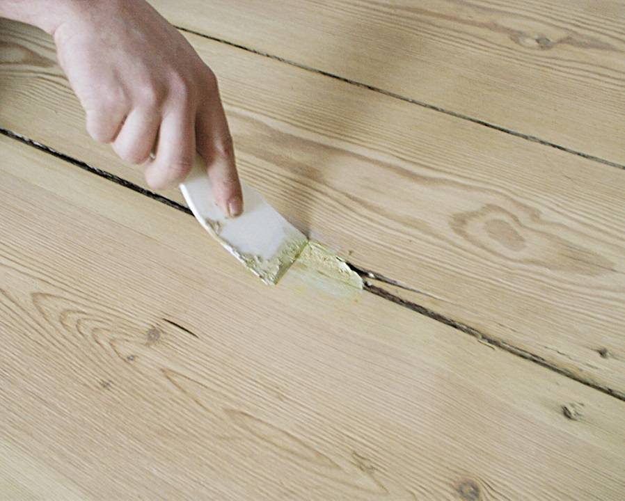 Как заделать щели в полу между досками — освещаем детально