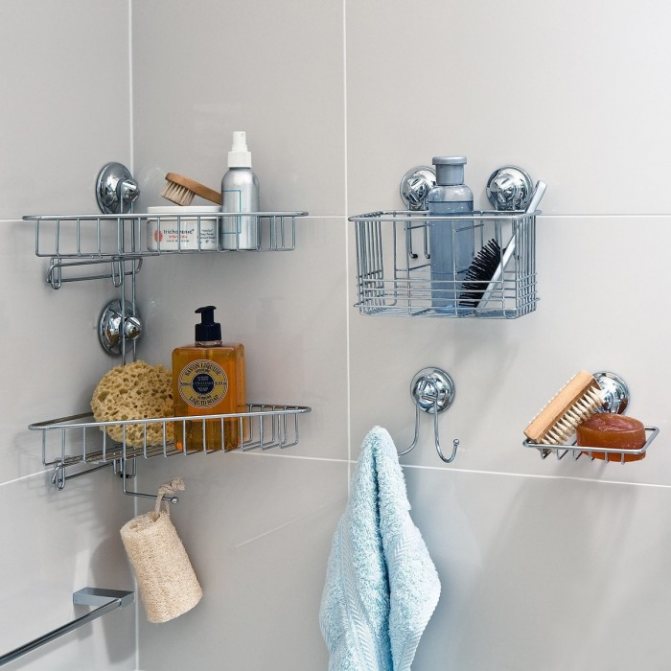 Металлические корзины для хранения небольших банных принадлежностей сделают ванную комнату стильной и неповторимой.
